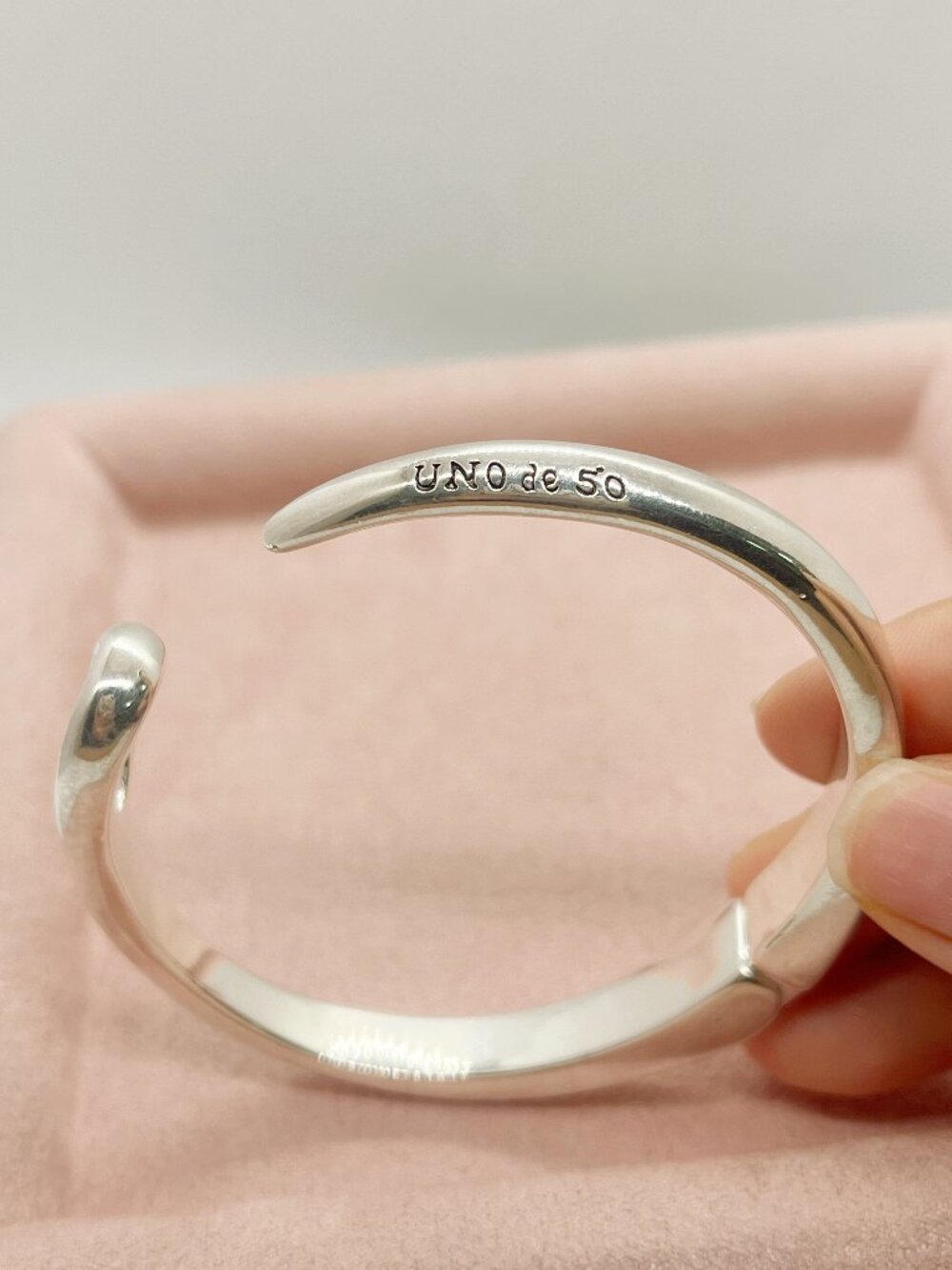 UNO de 50 Silver Hinged Cuff Bracelet - Picture 3 of 3